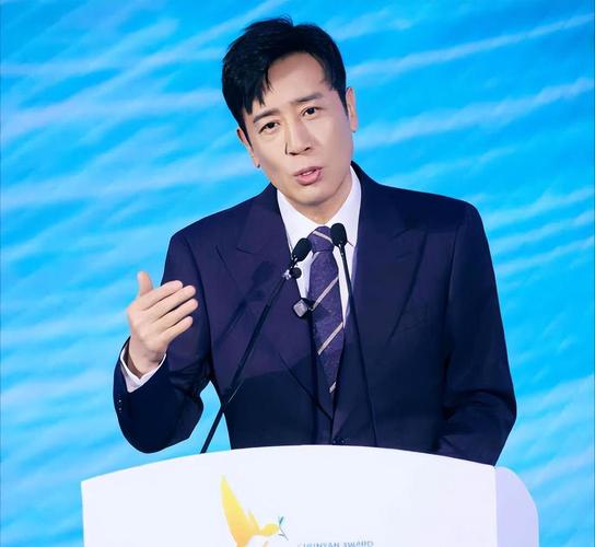 官方媒体报道,隆重宣布54岁于和伟喜讯,网络祝贺,终盼此刻